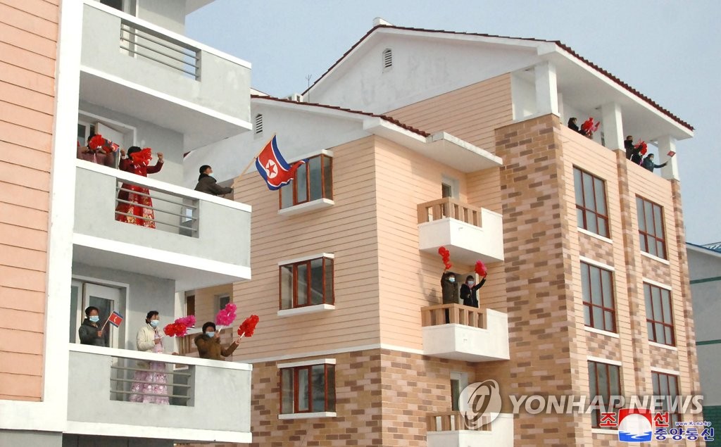 북, 장마철에도 농촌 주택사업 매진…"한 사람이 두·세몫 일감"