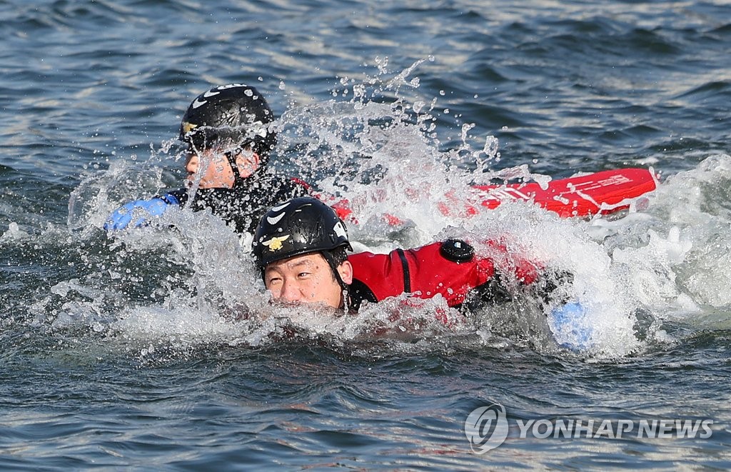 부산 송정해수욕장서 심야에 바다 들어간 60대 숨져