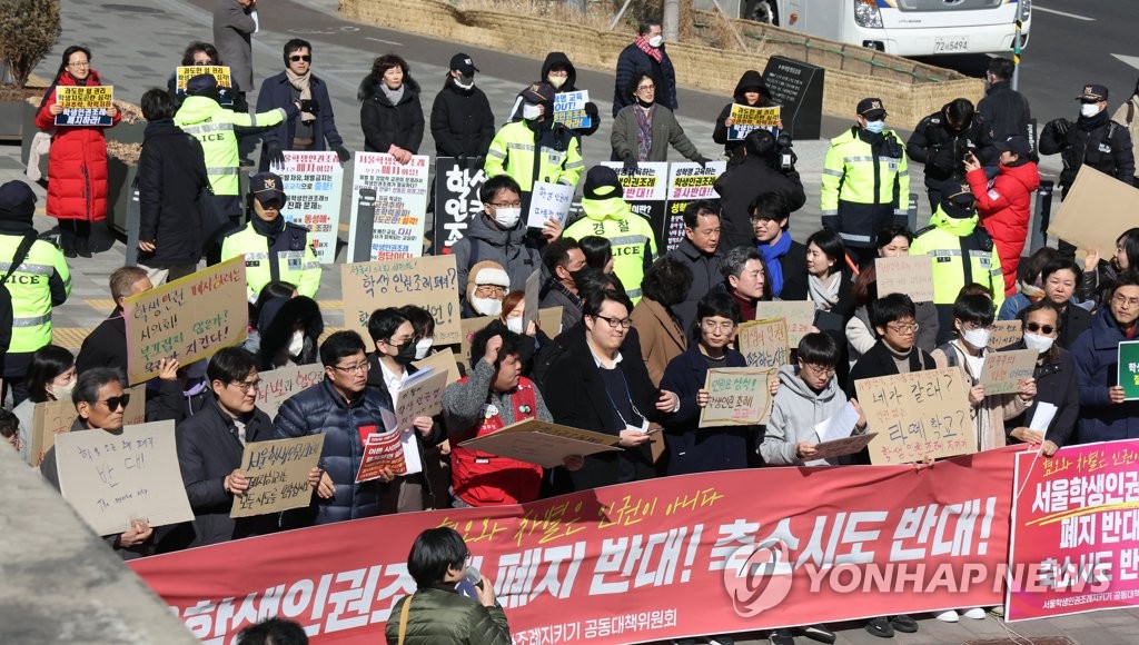 [무너진 교단] 참았던 분노 터트린 교사들…대책 서두르는 정부