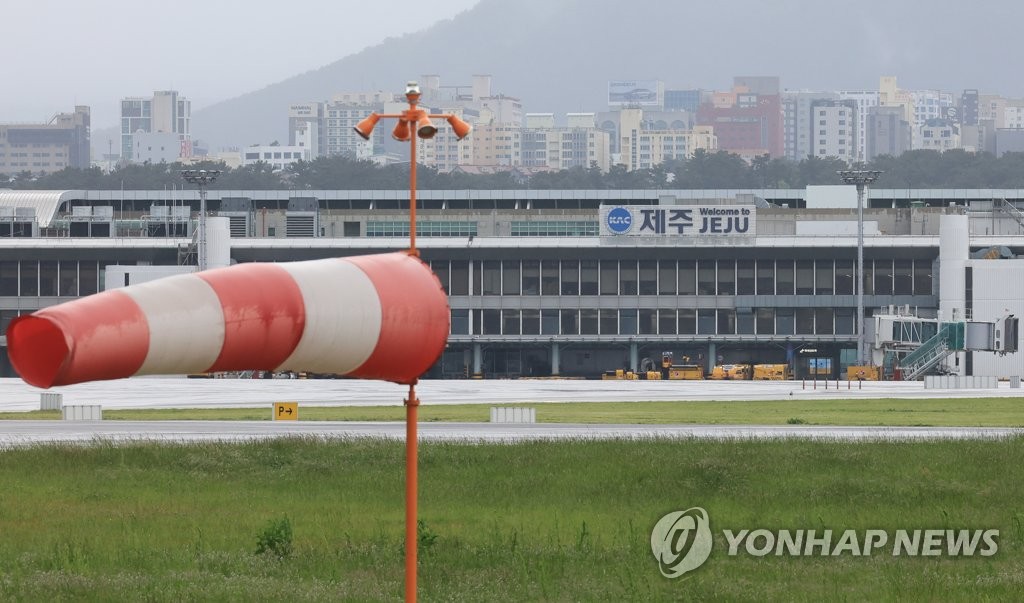 [제주공항 사람들] (22)애로사항도 직업병도 '날씨'…"오직 안전운항 생각뿐"