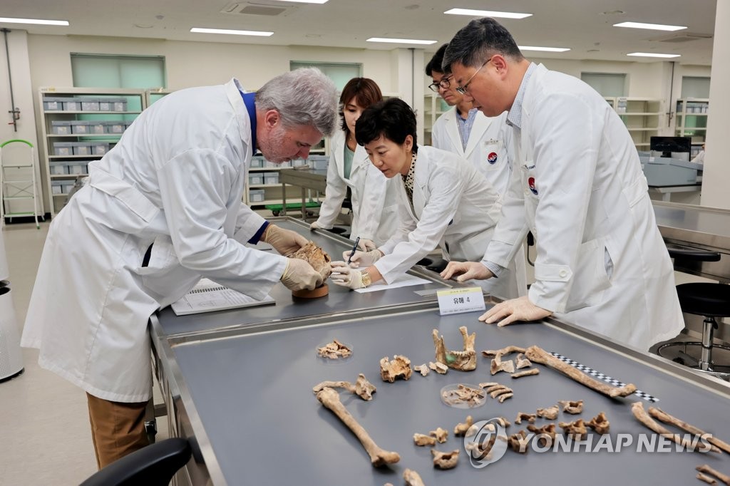 [한국전 숨은영웅] 유해감식 이끄는 피란민 손녀…"무명용사들, 더늦기전 가족품에"