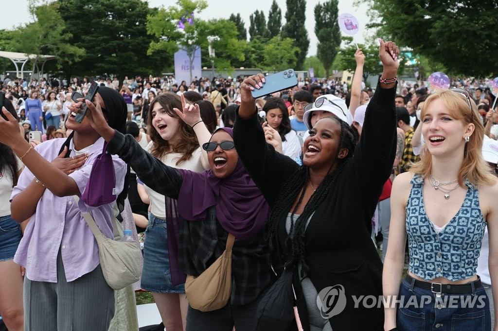 미국서 '충성도 최고' 팬덤은 BTS 아미…"수천㎞ 여행 불사"