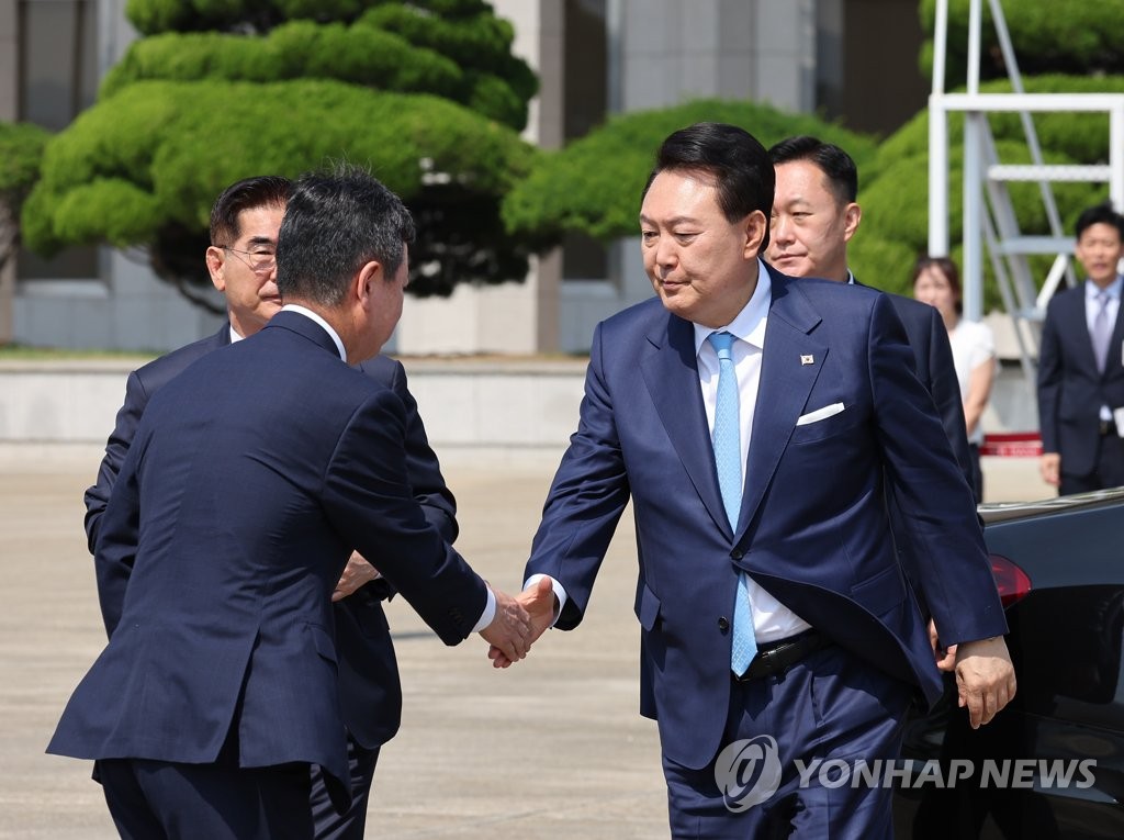 尹대통령, 리투아니아로 출국…나토회의서 북핵 공조 모색