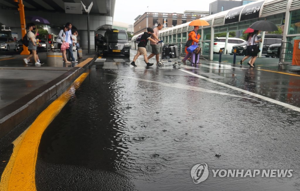 제주 천둥·번개 동반한 비…예상 강수량 최대 150㎜