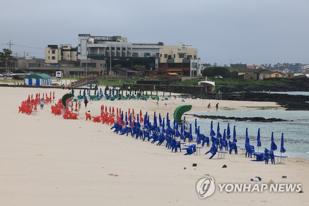 장마 주춤, 전국 '찜통'…대천해수욕장 10만명 몰려