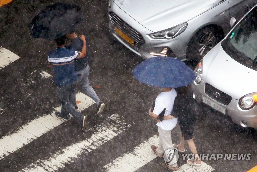 폭염 휩싸인 주말…내일 새벽부터는 전국에 요란한 집중호우