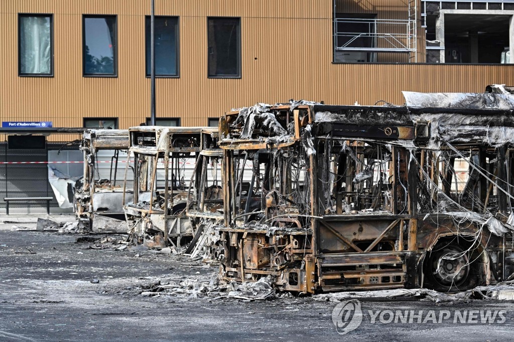 버스 방화·총기 약탈…'인종차별 경찰' 규탄시위로 불타는 佛(종합2보)