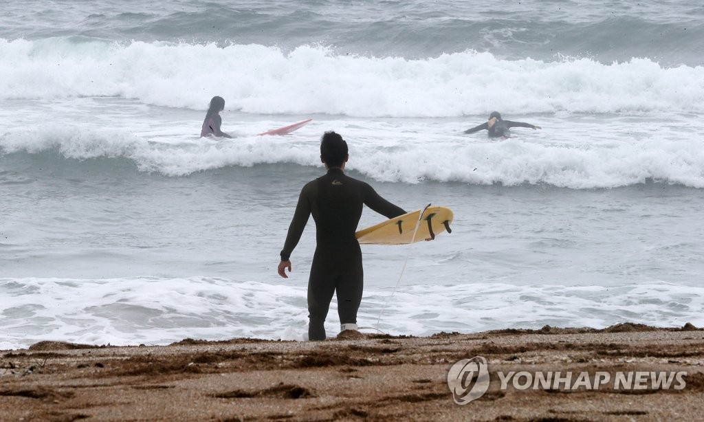 '올해 첫 폭염경보'…해수욕장·실내시설·물놀이장에 피서 인파