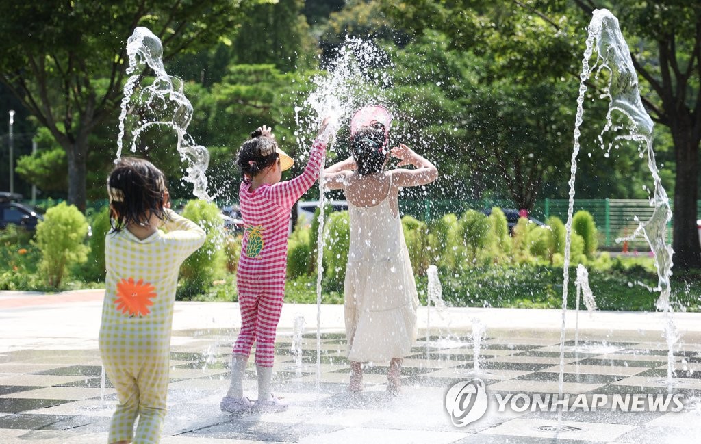 '올해 첫 폭염경보'…해수욕장·실내시설·물놀이장에 피서 인파