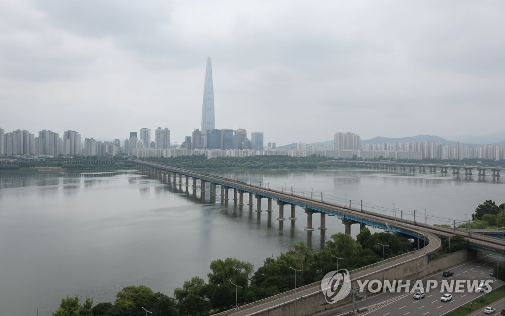 '여전한 거품'…서울 중간가격 주택 구입에 월소득 44% 부담해야