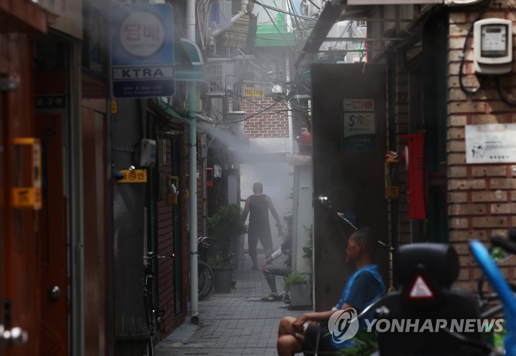 에어컨 꿈도 못꾸는 쪽방촌…공원 산들바람에 "시원하다"