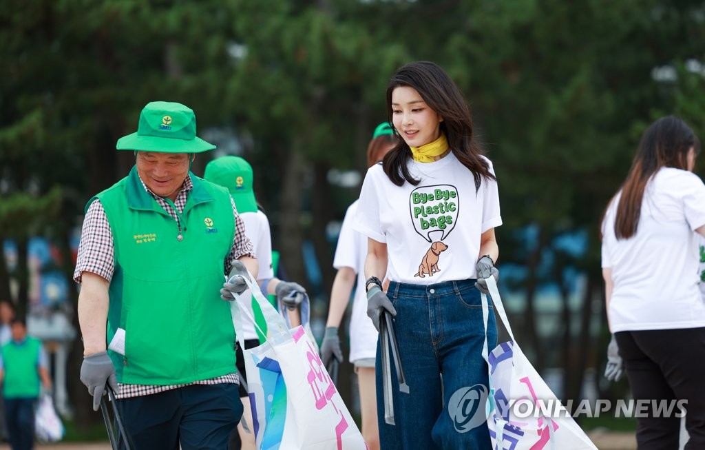 강릉 간 김여사 "관광 활성화 바라"…오징어회·멍게 시식도(종합2보)