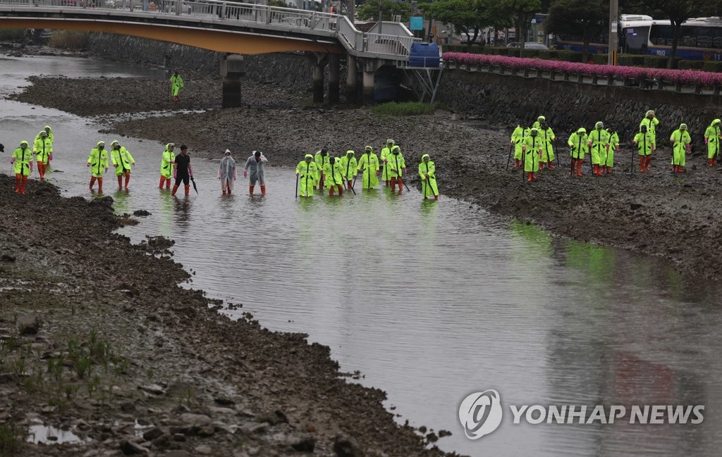 '거제 영아 살해 유기' 사실혼 부부, 검찰에 구속 송치