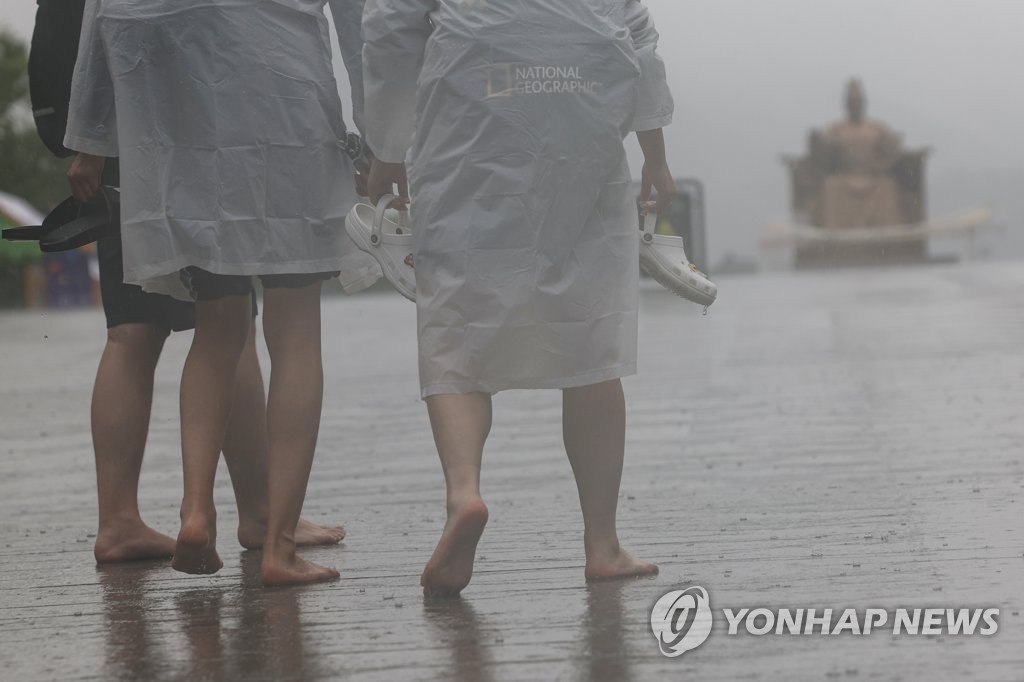 밤사이 최대 시간당 70㎜ '집중호우'…해안 저지대 침수 유의