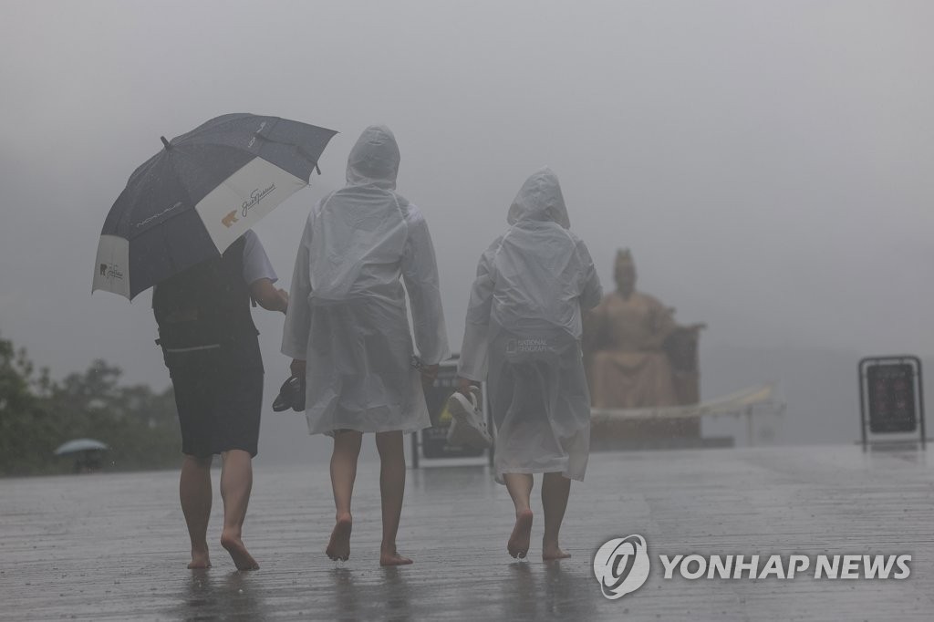 수도권 등 호우특보 확대…위기경보 '주의'·중대본 1단계