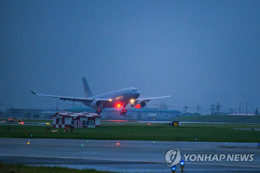 군 수송기, 군수품 싣고 우크라 급파…비살상무기 추가지원