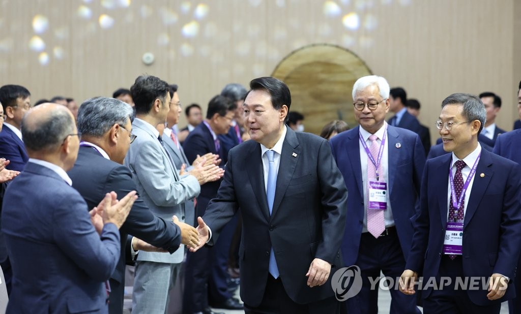 尹대통령 "정부 R&D 투자, 세계 최고 연구에 투입돼야"(종합)