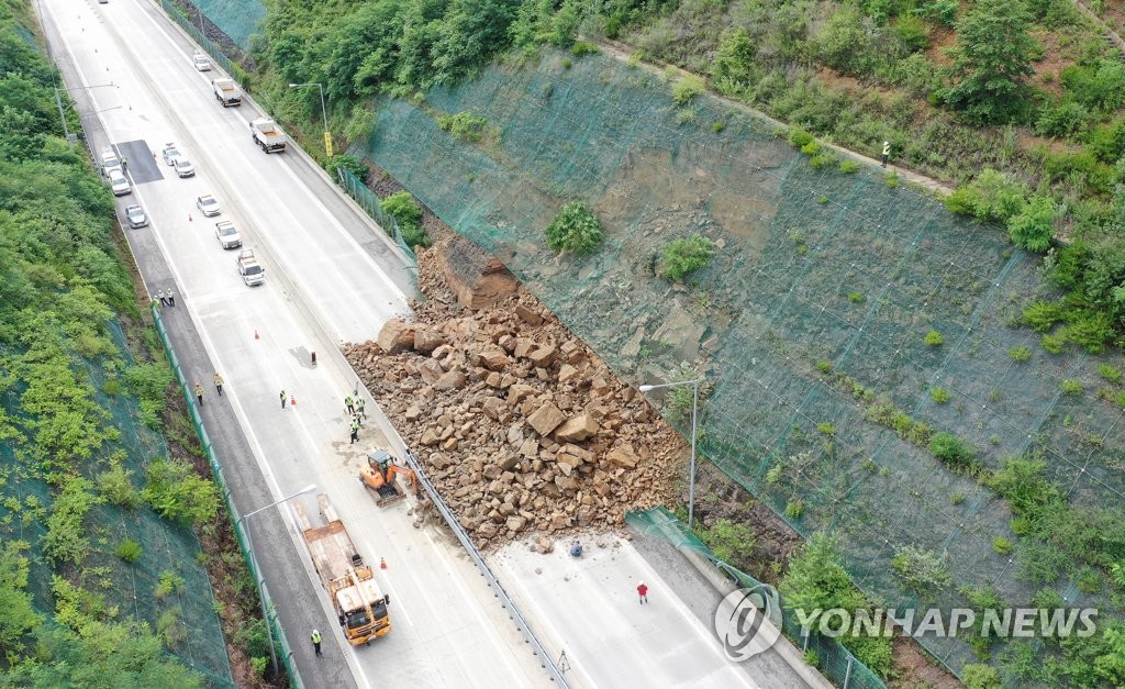 산사태로 암석 500t 와르르…군위불로터널 인근 도로통제(종합)