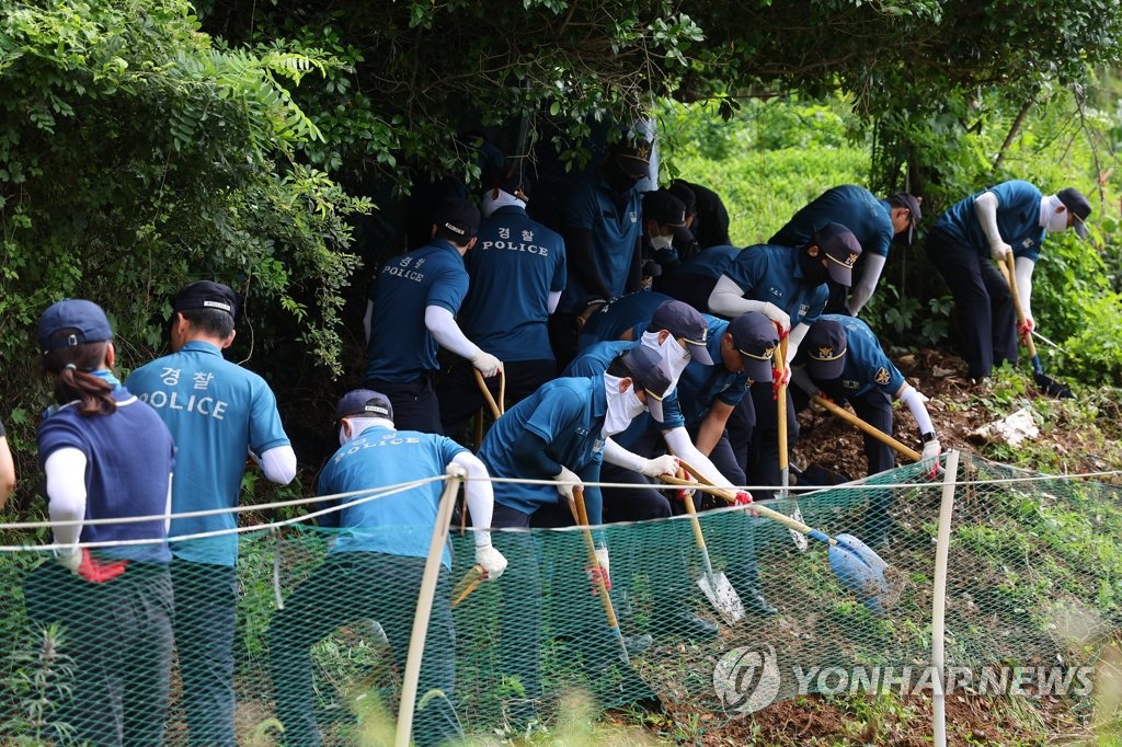 8년 전 암매장된 부산 영아 수색…지형 변화 등으로 난항(종합)