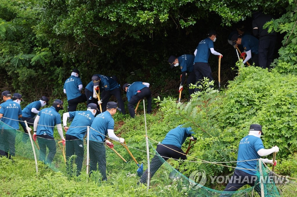 부산 8년 전 암매장된 영아 시신 수색…지형 달라져