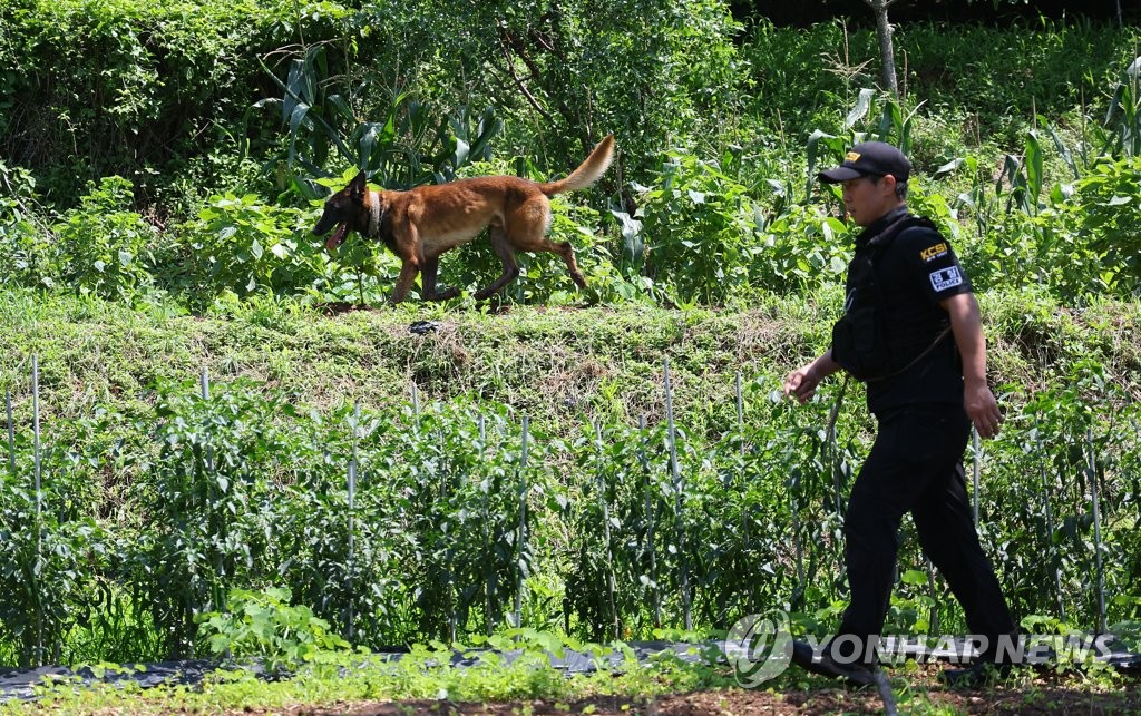 8년 전 암매장된 부산 영아 수색…지형 변화 등으로 난항(종합)