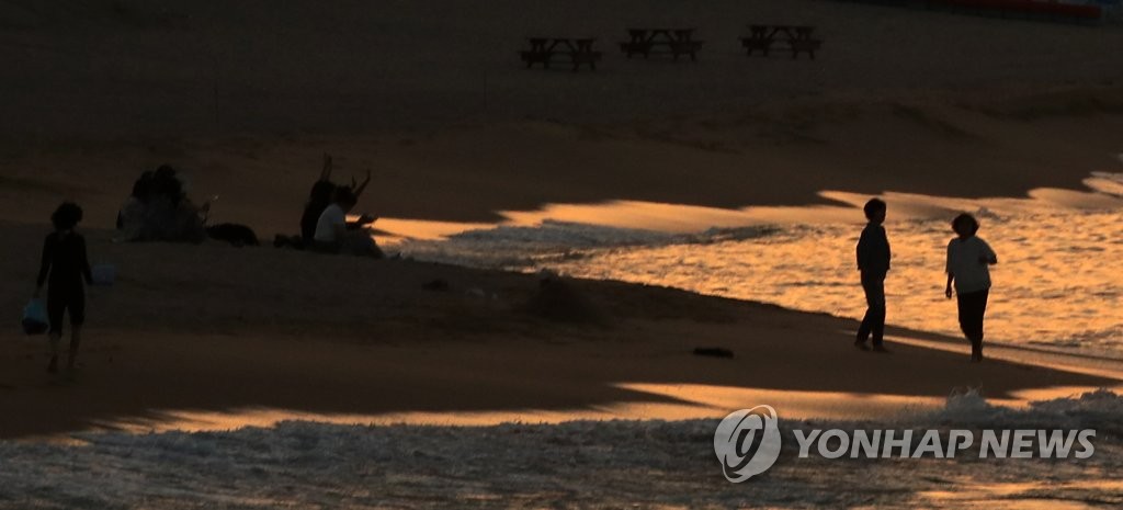 엿새째 열대야 강릉…"낮엔 그렇다 쳐도…밤에도 견딜 수 없어"