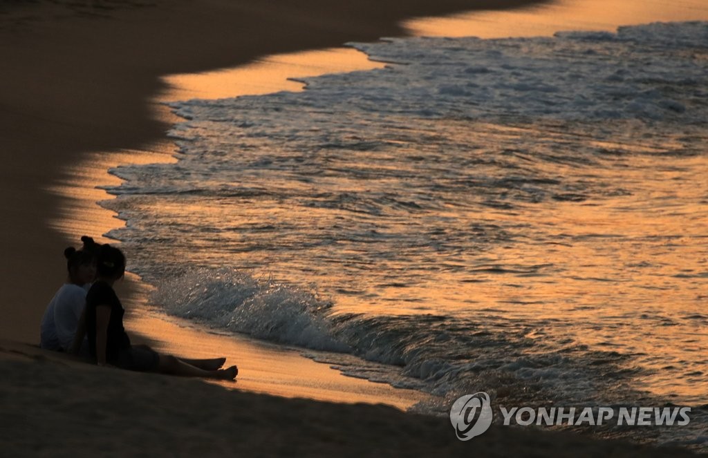 '밤에도 푹푹 찌는 무더위'…강원 강릉 4일 연속 열대야