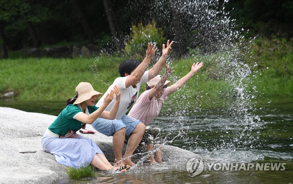 수도권·강원은 '소서' 맞춰 무더위…남쪽에는 장맛비