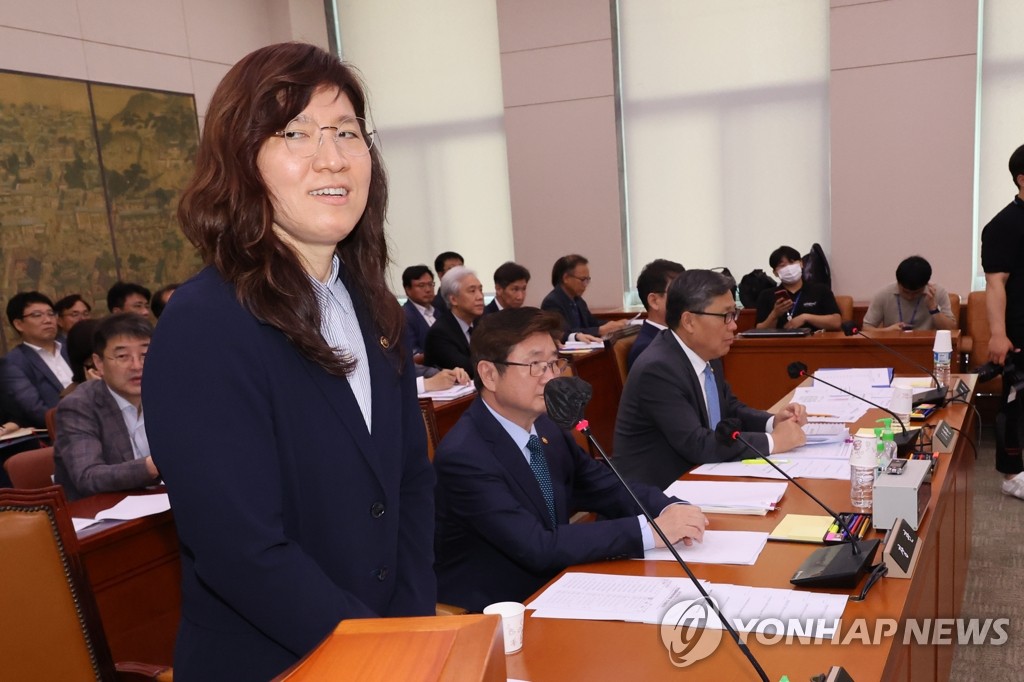 '국회 데뷔전' 장미란 차관에 여야 "기대 크다" "선수들 귀감"