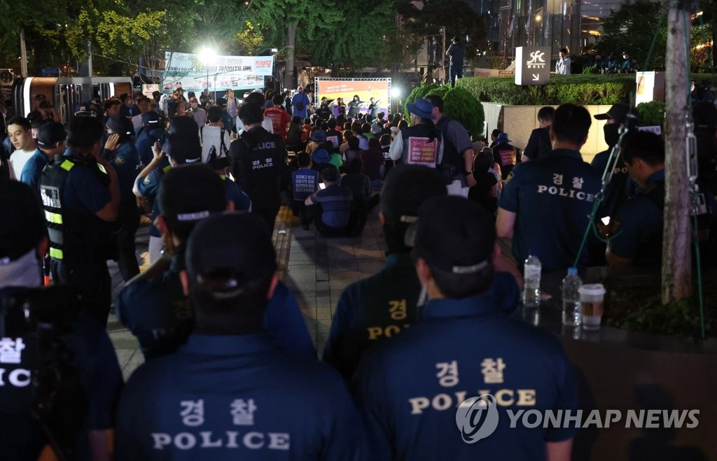 비정규직 노동단체, 경찰 해산명령 속 3차 노숙집회 강행