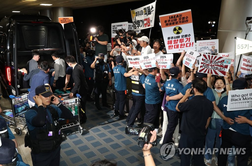 IAEA 사무총장 입국길부터 험난…김포공항서 격렬한 반대 시위