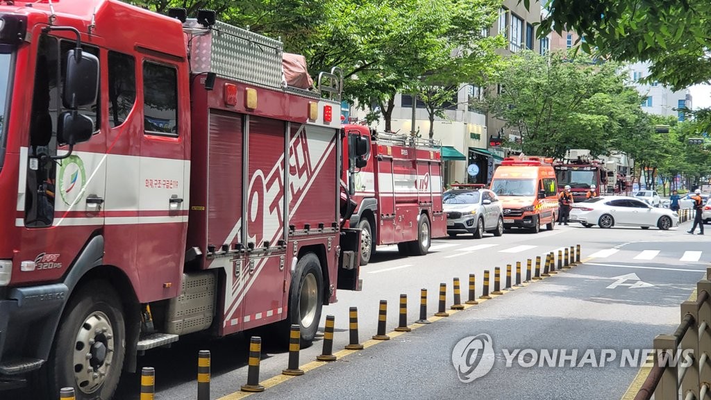 전주 신시가지 아파트 17층서 불…주민 1명 연기흡입 이송(종합)