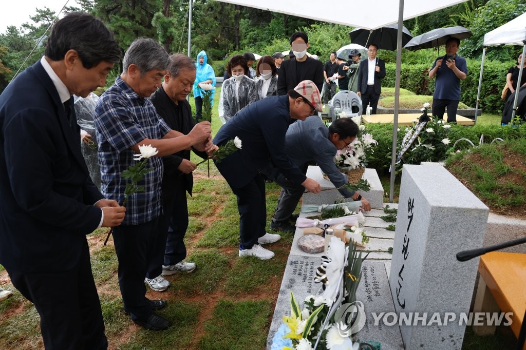 모란공원 민주열사 묘역서 박원순 3주기 추모제 열려