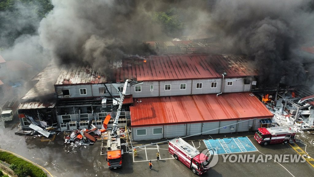 남원 식품 제조공장 화재…22시간째 진화 중