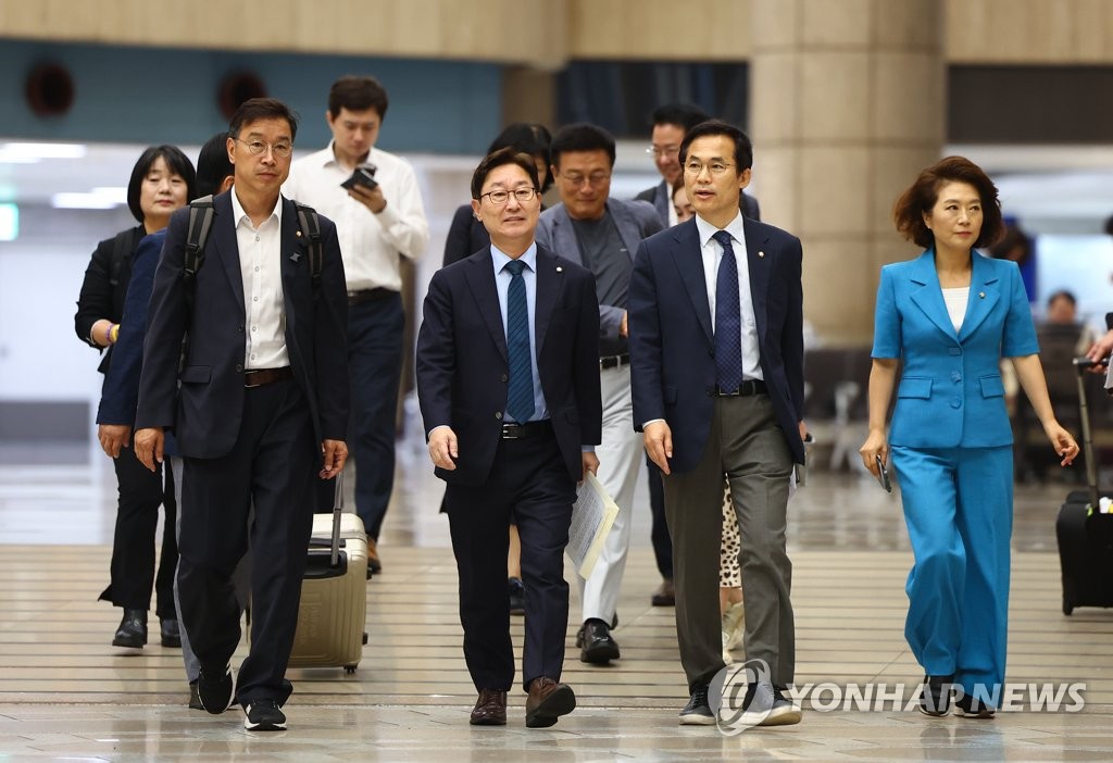 '오염수 저지' 野의원단 방일 출국…"국제공조 통해 방류 저지"(종합)