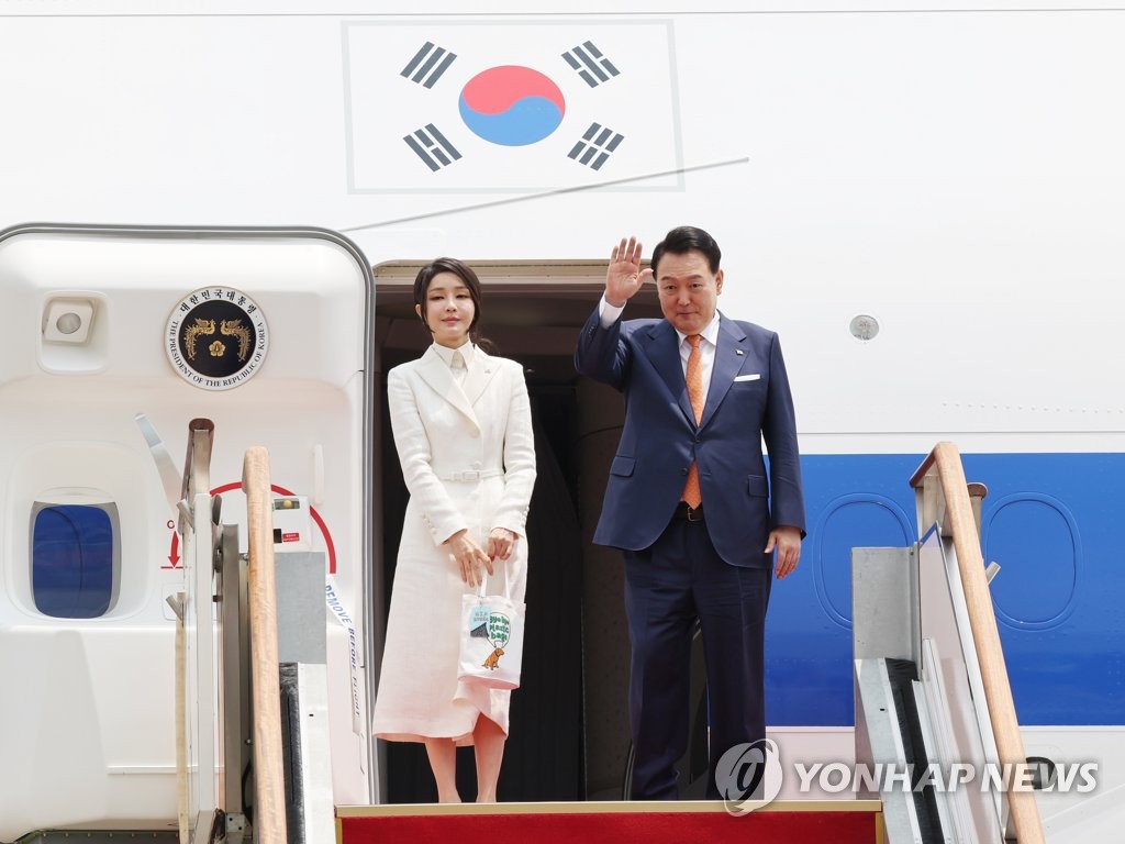 尹대통령, 리투아니아로 출국…나토서 북핵 공조 모색(종합)