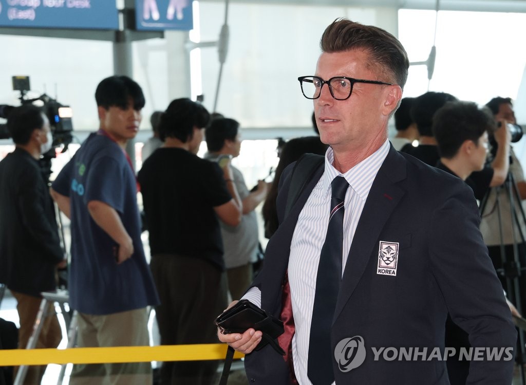 '첫 월드컵 8강 가자!'…여자축구 대표팀 결전지 호주로 출국