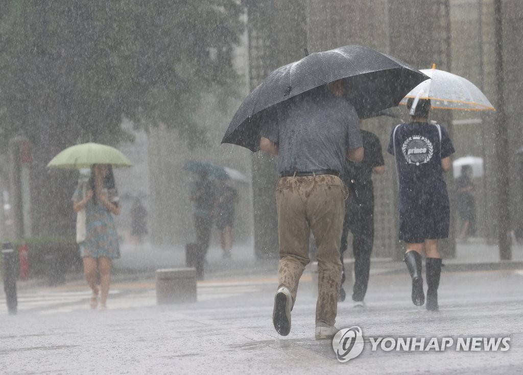 부산 오후부터 시간당 30∼60㎜ 강한 비…모레까지 계속