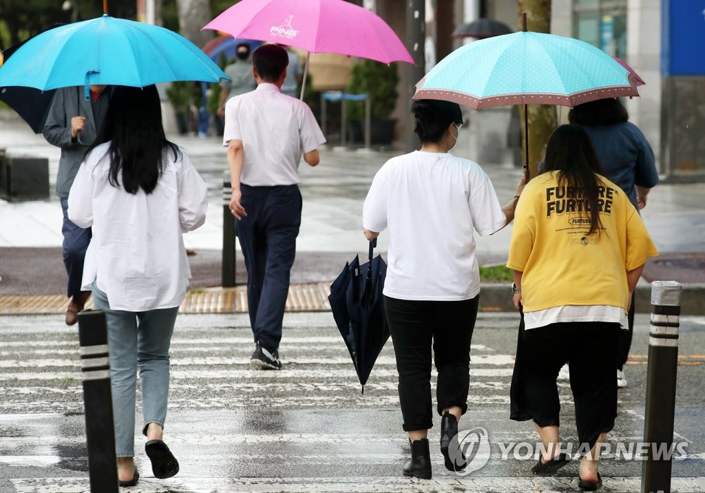 '다시 시작된 장맛비' 전남 13개 시군 호우주의보…내륙은 폭염