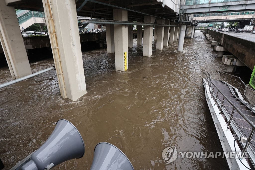 전북에 밤새 113㎜ 세찬 비…도내 모든 시군에 호우특보