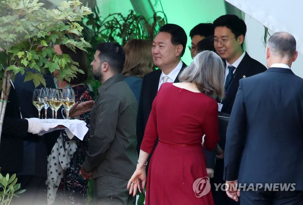 尹대통령, 나토 만찬 참석…각국 정상에 부산엑스포 지지 당부