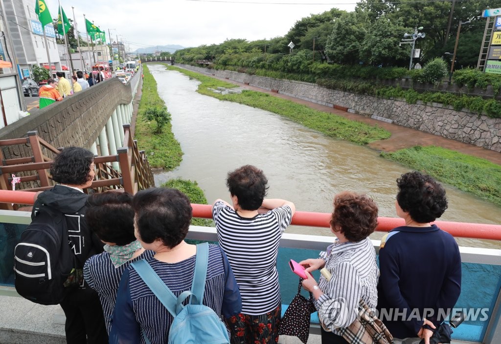 부산 학장천 60대 실종자 수색 장기화…인력 늘려