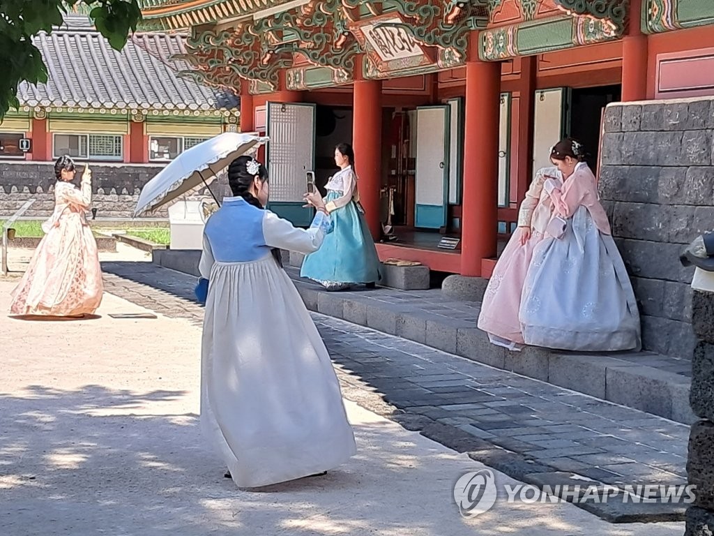 한동안 뜸했던 제주 외국인 관광객 급증…"곳곳 활기"