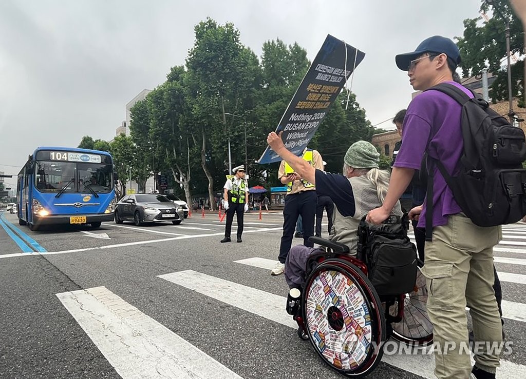 '버스전용차로 시위' 박경석 전장연 대표 체포(종합)