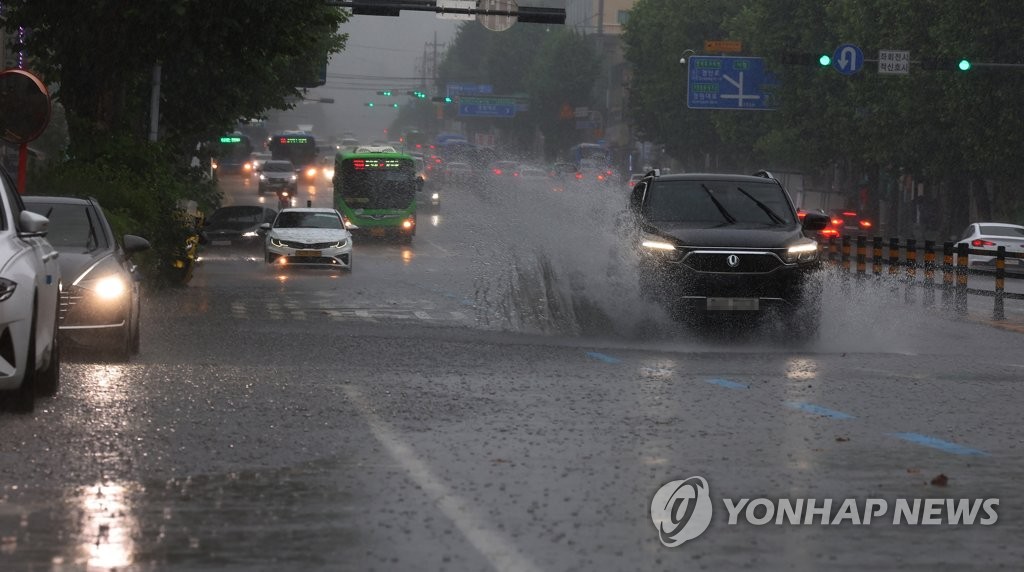 아파트 가스 끊기고, 철도운행 중단…강한 장맛비에 피해 속출