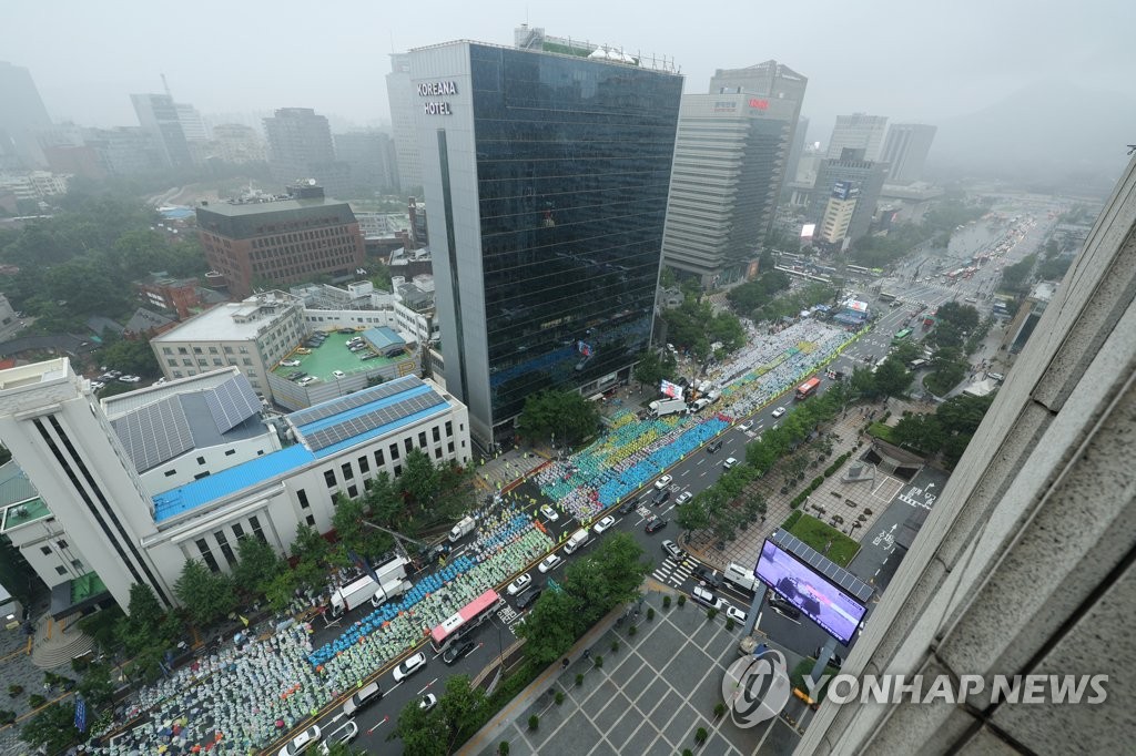 보건의료 총파업 첫날 2만명 집결…빗속 민주노총 집회(종합)