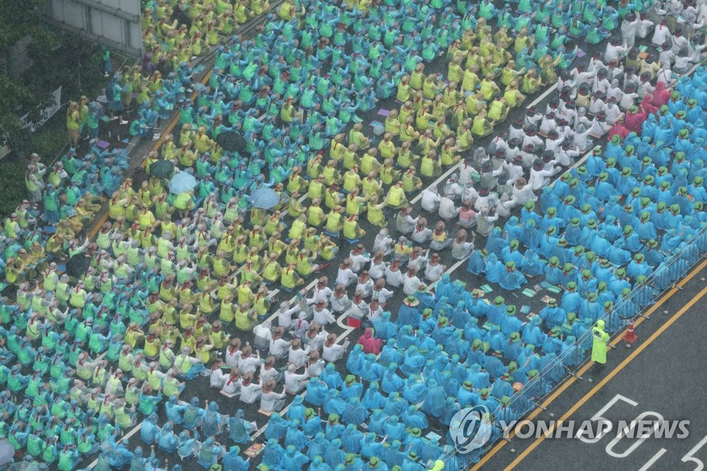 보건의료 총파업 첫날 2만명 집결…빗속 민주노총 집회(종합)