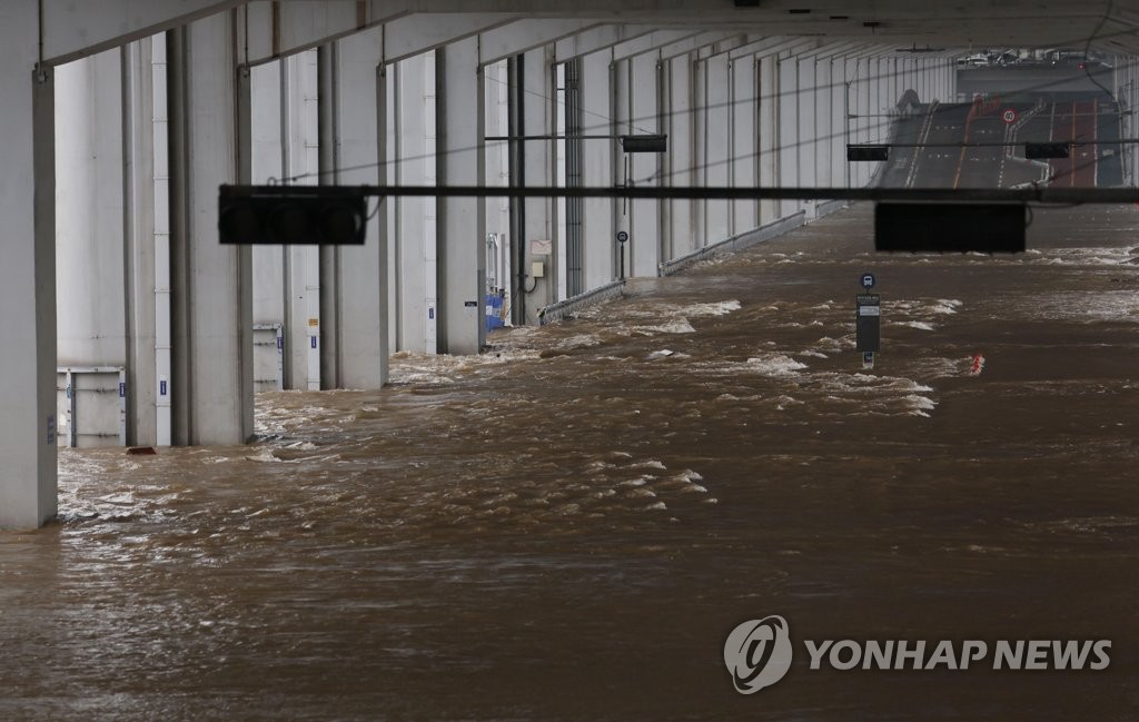 서울 비 적었지만 한강 수위↑…올림픽대로 등 곳곳 통제(종합2보)