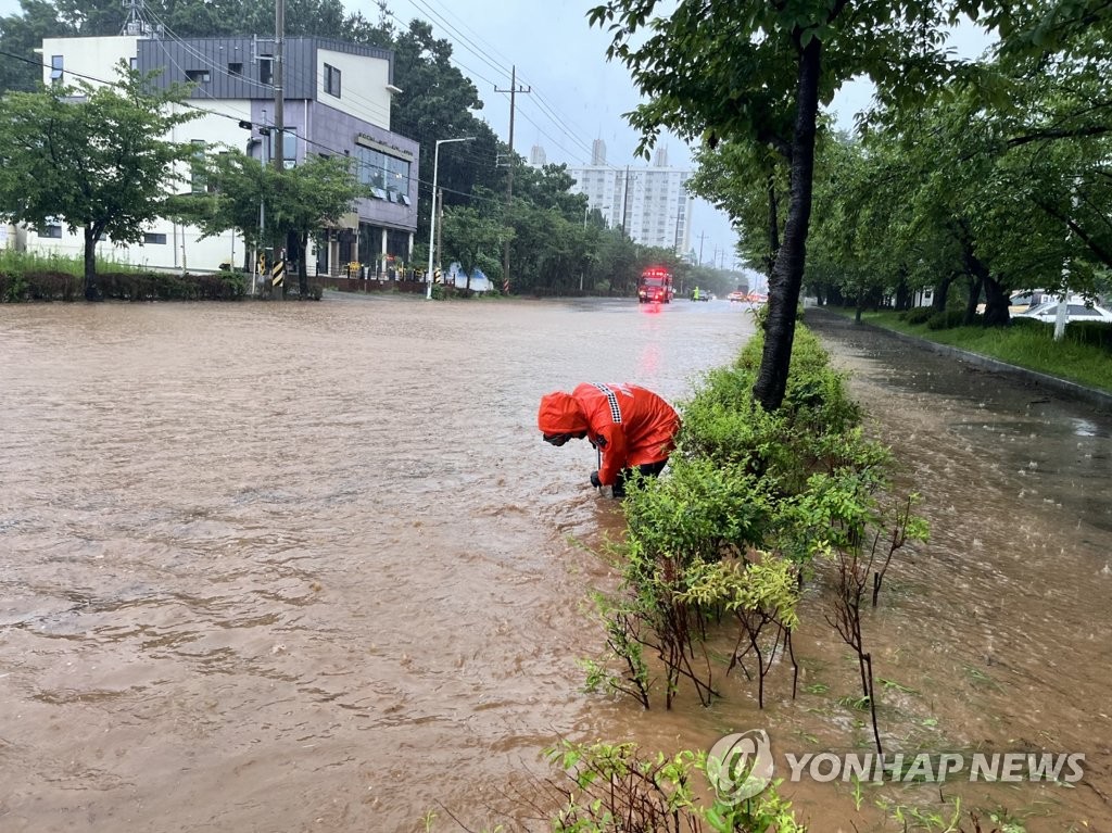 [현장] 290㎜ 장맛비 직격탄 맞은 군산…"비가 두렵기는 처음"