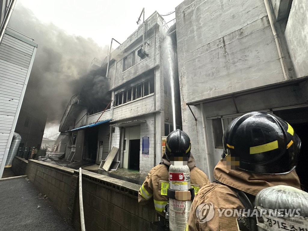 군포 접착제 제조공장 화재 6시간 만에 진화…2명 부상(종합)